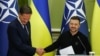 Ukrajinski predsjednik Volodimir Zelenski i generalni sekretar NATO-a Mark Rutte rukuju se nakon konferencije za novinare, Kijev, 3. oktobar 2024.