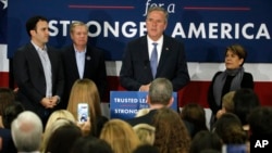Jeb Bush annonce qu'il arrête la campagne pour les primaires républicaines, samedi 20 février 2016 en Caroline du Sud. (AP Photo/Matt Rourke) 