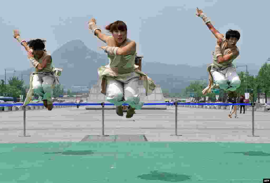 Para pemain Taekwondo Korea Selatan menampilkan permainan seni bela diri dalam sebuah acara bagi wisatawan di Alun-alun Gwanghwamoon di Seoul.