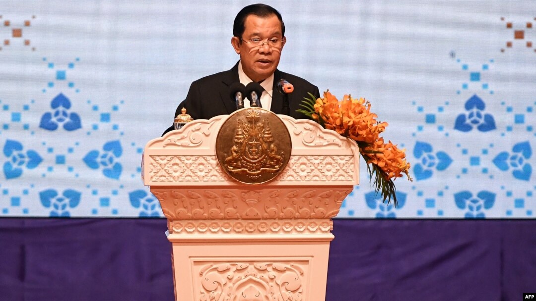 ကမ္ဘောဒီးယားဝန်ကြီးချုပ်ဟွန်ဆန် က ဖနွမ်းပင်မြို့မှာ ကျင်းပတဲ့ ၅၅ ကြိမ်မြောက် အာဆီယံ နိုင်ငံခြားရေးဝန်ကြီးများအစည်းအဝေးမှာ အလှည့်ကျဥက္ကဋ္ဌအဖြစ် အဖွင့်မိန့်ခွန်းပြောကြားစဉ်။ (သြဂုတ် ၃၊ ၂၀၂၂) 