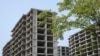 中国房地产企业佳登宝公司在广西桂林的一处没有完工的住宅楼建筑工地。（2022年9月17日）