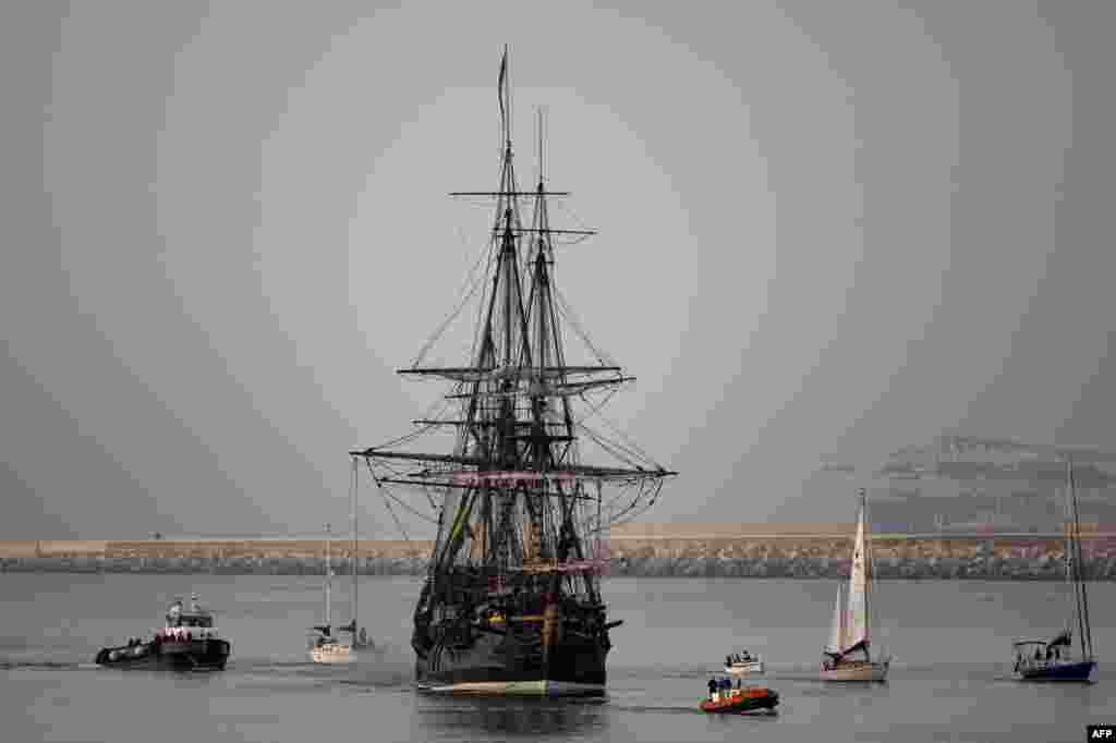The &quot;Gotheborg&quot;, the largest wooden sailboat in the world, is seen entering the port of Barcelona, Spain.