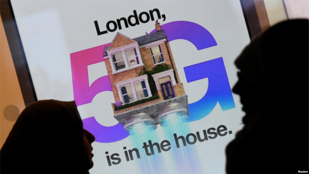 Pedestrians walk past an advertisement promoting the 5G data network at a mobile phone store in London, Britain, January 28, 2020. (REUTERS/Toby Melville)
