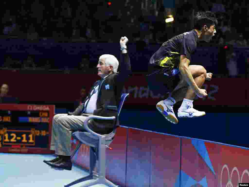 Atlet Tiongkok, Zhang Jike merayakan kemenangan atas rekan senegaranya Wang Hao dalam nomor final tenis meja putera (2/8).