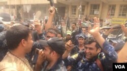 Les troupes irakiennes célèbrent dans l’ancienne ville de Mossoul, Irak, 8 juillet 2017. (K. Omer/VOA Kurdish)