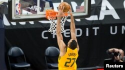 Rudy Gobert de Utah dunk lors d'un match contre Charlotte, USA, le 22 février 2022.