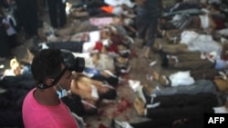 Seorang pria mengamati jenazah-jenazah yang dipindahkan ke kamar mayat pasca pasukan keamanan Mesir menyerbu dua kamp protes besar di Rabaa al-Adawiya dan alun-alun Al-Nahda, di mana pendukung presiden terguling Mohamed Morsi berkemah di Kairo, 14 Agustus 2013. (Foto: dok).