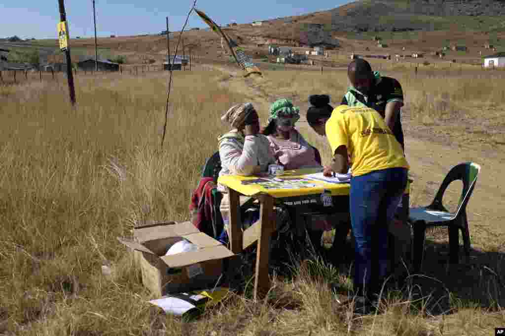 Para anggota partai ANC memeriksa para pemilih sebelum memasuki TPS di Mount Fletcher, Eastern Cape, Afrika Selatan (7/5). (AP/Jerome Delay)