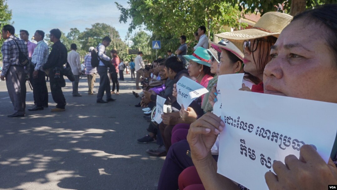 A group of Kem Sokha's supporters gather around the appeals court in Phnom Penh on Tuesday, September 26, 2017, to call for the release of Kem Sokha, the president of Cambodia National Rescue Party (CNRP). (David Boyle/VOA)