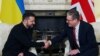 Прем’єр-міністр Великої Британії Кір Стармер і президент України Володимир Зеленський тиснуть руки під час двосторонньої зустрічі на Даунінг-стріт, 10 напередодні саміту європейських лідерів. 1 березня 2025 року, Лондон. Peter Nicholls/Pool via REUTERS