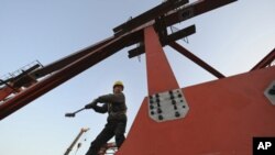中国建造高铁搞“大跃进”之后，隐患开始出现。图为安徽合肥一名工人1月4日在进行高铁的高架桥施工