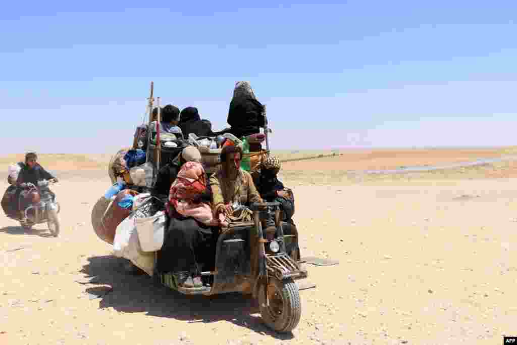 Warga sipil Suriah yang mengungsi dari kubu militan ISIS di kota Raqqa, melewati desa Balaban, selatan Jarablus, Suriah utara.