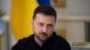Presiden Ukraina Volodymyr Zelenskyy berbicara dengan sejumlah jurnalis Ukraina di Kyiv, pada 21 Oktober 2024. (Foto: Ukrainian Presidential Press Office via AP)