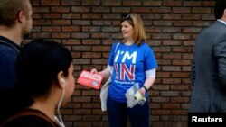 Une anti-Brexit fait campagne à Londres, le 20 mai 2016, pour le maintien du Royaume-Uni dans l'Union européenne.