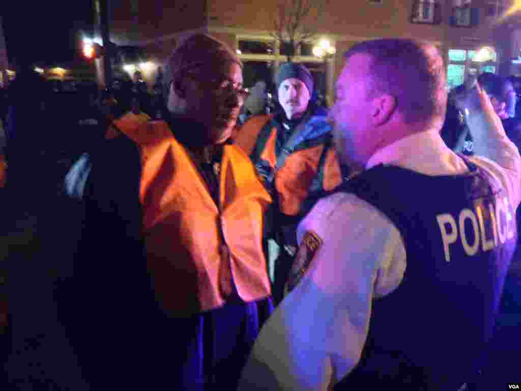 Kerusuhan di jalanan Ferguson menyusul keputusan pengadilan untuk tidak mendakwa polisi Darren Wilson dalam penembakan fatal atas Michael Brown, remaja 18 tahun berkulit hitam tak bersenjata, di Ferguson, Missouri (24/11). (VOA/Kane Farabuagh)