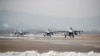 지난 2017년 12월 한국 오산공군기지에서 '비질런트에이스' 미-한 연합공중훈련에 참가한 미 공군 F-16 전투기들이 이륙 준비를 하고 있다.