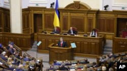 Presiden Ukraina Petro Poroshenko dalam sidang parlemen di Kyiv, Ukraina, 26 November 2018.