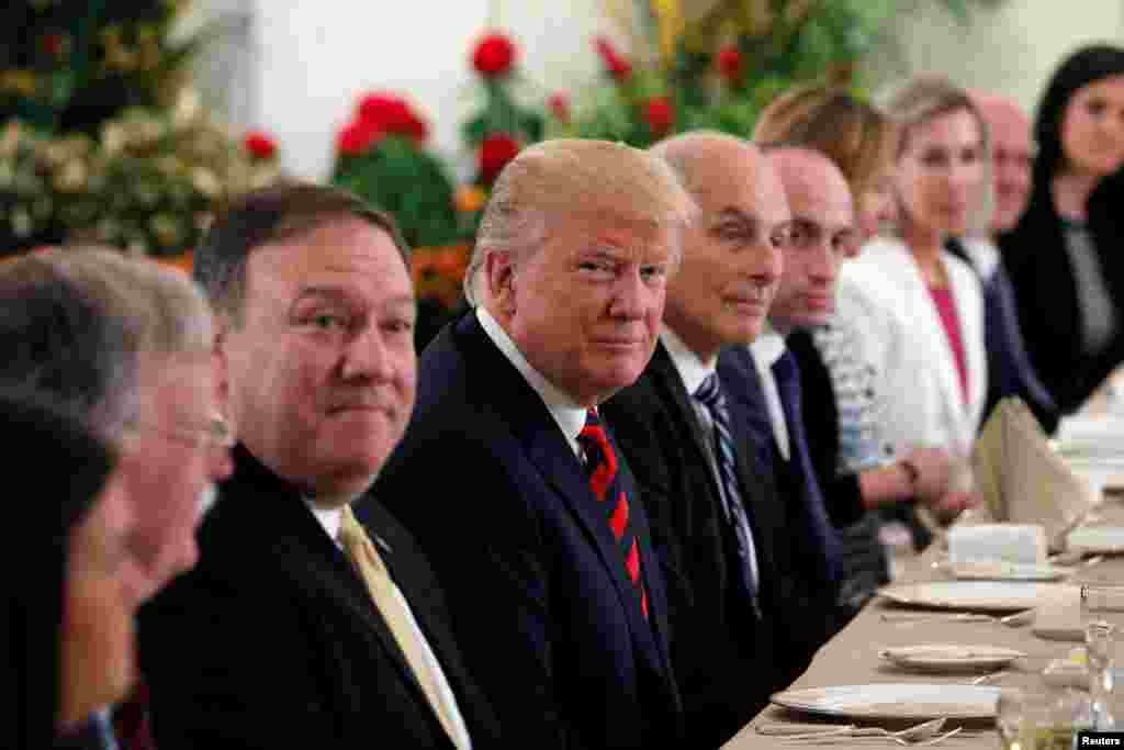 Shugaba Trump da Sakataren maaikatar harkokin wajen Amurka Mike Pompeo da John Kelly a taron liyafar cin abinci a Singapore tare da Fryime Minista Lee Hsien Loong a babbar dakin taron Istana a Singapore Yuni 11, 2018. (Ministry of Communications and Information, Singapore/Handout via Reuters) 