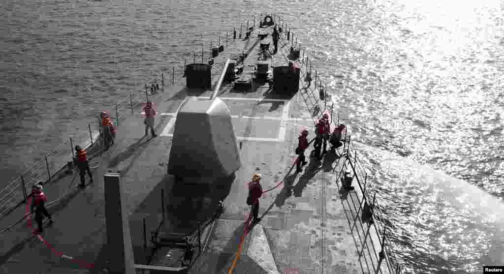 Taiwan naval personnel take part during a joint military drill on a Kidd-class destroyer outside a naval base in Kaohsiung, Taiwan, May 15, 2013.
