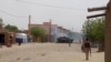 Des militaires et une auto-blindée déployés après une attaque-kamikaze dans la région de Gao, dans le centre-nord du Mali, 1er juillet 2018. (VOA/ Sidi Elhabib Maiga)
