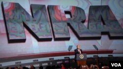 Presiden AS Donald Trump berbicara pada forum perkumpulan senapan nasional AS (NRA) di Atlanta, Georgia tanggal 28 April lalu (foto: ilustrasi). 