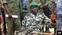 Shugaban juyin mulkin Mali Amadou Haya Sanogo kenan zagaye da wasu sojoji