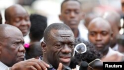 Le principal leader de l'opposition ougandaise, Kizza Besigye (C), s'adresse aux médias à Kampala, la capitale ougandaise, le 4 octobre 2016. (Photo Reuters)