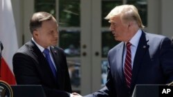 Presiden AS Donald Trump (kanan) berjabat tangan dengan Presiden Polandia Andrzej Duda pada konferensi pers bersama di Gedung Putih, Rabu (12/6). 