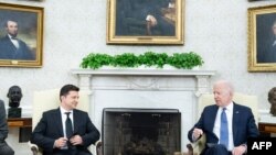 Presiden AS Joe Biden berbicara kepada pers dengan Presiden Ukraina Volodymyr Zelensky sebelum pertemuan di Kantor Oval Gedung Putih 1 September 2021, di Washington. (Foto: AFP)
