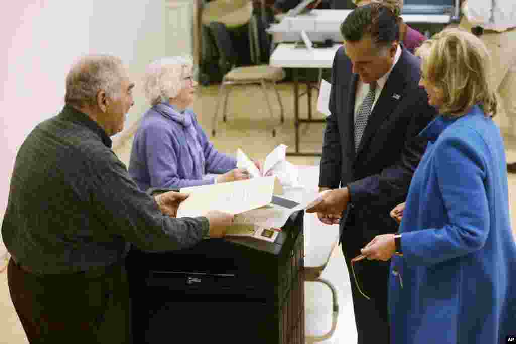 Capres Partai Republik Mitt Romney dan isterinya, Ann Romney memberikan suara di Belmont, Massachusetts, 6 November 2012.