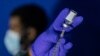 Seorang perawat bersiap menyuntikkan vaksin Mpox di salah satu lokasi vaksinasi di Brooklyn, New York, pada 30 Agustus 2022. (Foto: AP/Jeenah Moon)