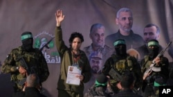 Izraelac Ofer Kalderon, kojeg Hamas drži kao taoca u Gazi od 7. oktobra 2023., maše prije nego što su ga Hamasovi borci predali Crvenom križu u Khan Younisu, južnom pojasu Gaze, 1. februara 2025. godine.