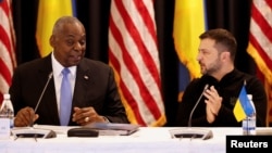 Američki ministar odbrane Lloyd Austin i ukrajinski predsjednik Volodymyr Zelenskyy prikazani su na sastanku Ukrajinske odbrambene kontakt grupe u zrakoplovnoj bazi Ramstein u Njemačkoj, 6. septembra 2024. Sastanak grupe zakazan je za prvu punu sedmicu januara 2025.
