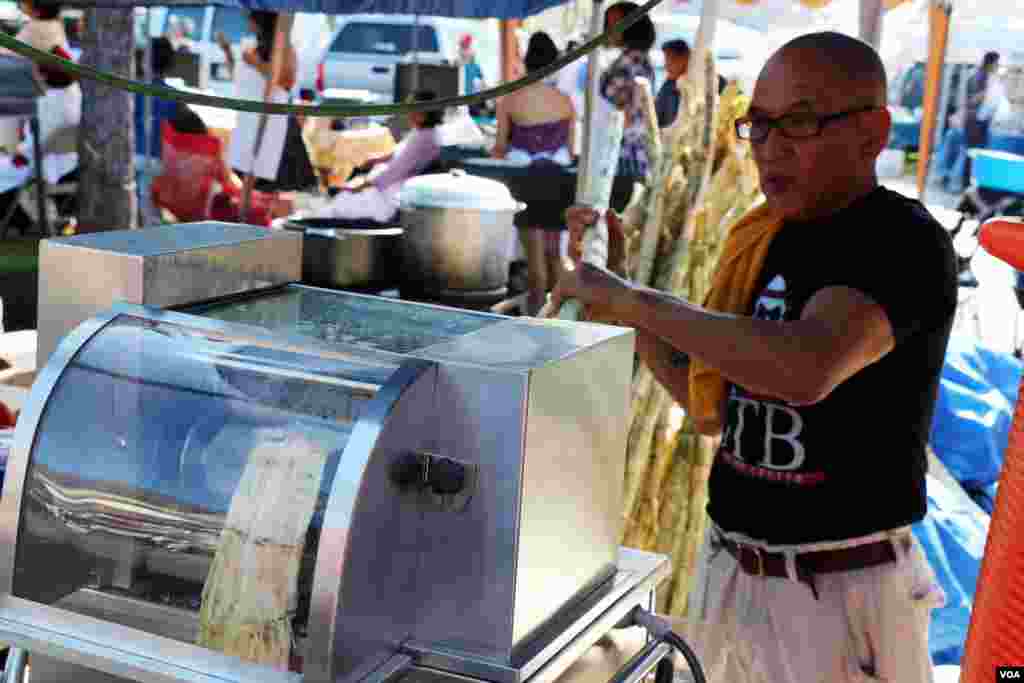 អ្នកលក់ទឹកអំពៅលក់ដាច់ខ្លាំងណាស់។ (ចាប ចិត្រា/VOA)