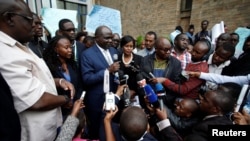 Maafisa waandamizi wa tume ya uchaguzio na mipaka ya Kenya, IEBC, wakizungumza na waandisha wa habari mjini Nairobi, Kenya.