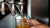 Ilustracija: Barmen toči pivo domaće proizvodnje u Bafalo Gruvu u Ilinoisu, 9. februara 2022. goddine. (Foto: AP/Nam Y. Huh)
