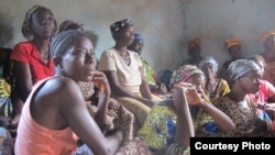 Des femmes dans le village de Boukoloma, dans la région forestière du sud de la Guinée, écoutent des messages sur la prévention du virus Ebola.