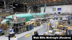 Airplane under construction at a Boeing plant - aircraft - plane - avion 