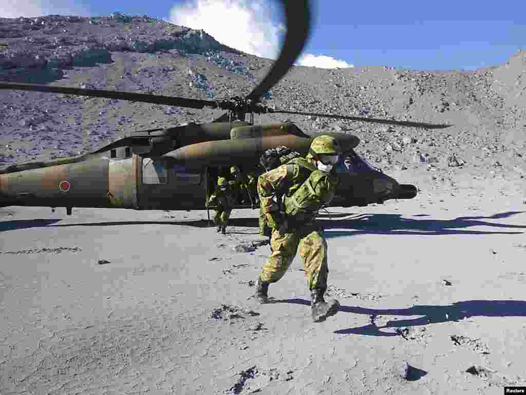 Para anggota Pasukan Bela Diri Jepang (JSDF) bergegas memberikan bantuan dalam operasi penyelamatan di dekat puncak gunung berapi Ontake, yang terletak di antara wilayah Nagano dan Gifu, Jepang (29/9). 
