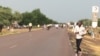 Les étudiants tchadiens face à la police à N'Djamena, Tchad, 27 septembre 2018. (VOA/ André Kodmadjingar)