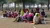 Des réfugiés rohingyas se reposent avant de reprendre la route, Bangladesh, le 22 février 2018.
