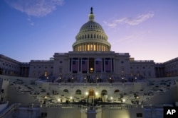 Sunce izlazi iza američkog Kapitola dok proba počinje uoči predstojeće inauguracije novoizabranog predsjednika Donalda Trumpa u Washingtonu, 12. januara 2025.