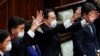 日本首相岸田文雄（中）2021年10月14日在解散众议院后挥手打气（路透社）