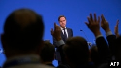 Holandski generalni sekretar NATO-a Mark Rutte odgovara na pitanja novinara tokom sastanka ministara vanjskih poslova NATO-a (Oganizacija Sjevernoatlantskog sporazuma) u sjedištu NATO-a u Briselu, 3. decembra 2024. (Foto: JOHN THYS / AFP)