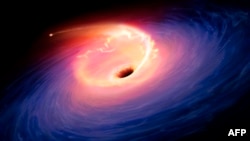Rendu d'artiste d'un événement de perturbation des marées à 1,7 milliard d'années-lumière de la Terre. La libération d'énergie gravitationnelle, lorsque les débris de l'étoile sont accrétés par le trou noir, conduit à une éruption dans la lumière optique de la galaxie.