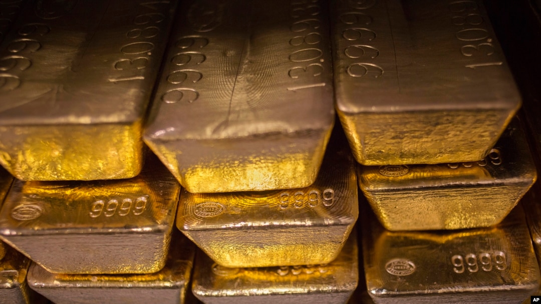Twenty four karat gold bars are seen at the United States West Point Mint facility in West Point, New York, June 5, 2013. 