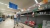 Prazni rafovi u supermarketu lanca Tesko u Mančesteru, 12. septembra 2021.