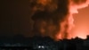 Asap dan api membubung dari sebuah gedung yang terkena serangan udara Israel di Gaza City, Minggu, 8 Oktober 2023. (Foto: Mahmud Hams/AFP)
