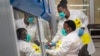 Les scientifiques Melva Mlambo, à droite, et Puseletso Lesofi, se préparent à séquencer des échantillons du variant Omicron au centre de recherche Ndlovu à Elandsdoorn, en Afrique du Sud, le 8 décembre 2021.