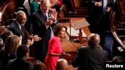 Članovi Predstavničkog doma aplaudiraju predsjedavajućoj Nancy Pelosi